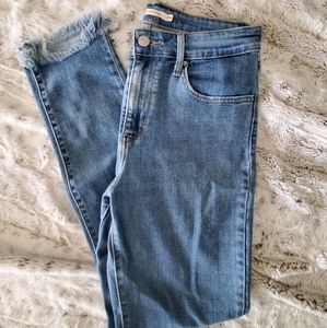 Women's Levi's 721 chewed hem high rise skinny jeans size 28